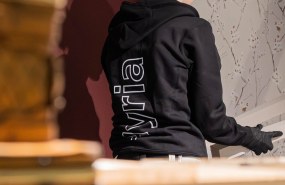 Opiskelija valmistelee messupistettä