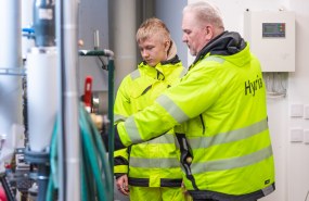 Kaksi henkilöä tutkii lämpökeskusta