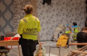 Opiskelijat stailaavat Halloween-pakohuonetta Willaan.