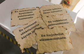 Reunoistaan kärähätäneen näköisiä ohjelappusia siitä, mitä asioita arjessa unohtamalla tulipalon todennäköisyys kasvaa.