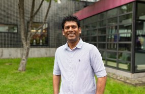 Hasitha Perera Hyrian Sakonkadun kampuksen edustalla Riihimäellä
