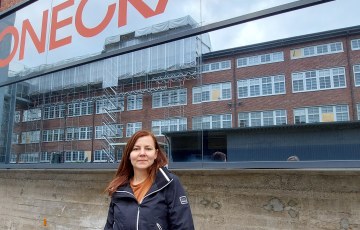 Työnjohtaja Mira Torttila Konecranesin edustalla Hyvinkäällä. 