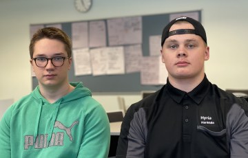 Santtu Räsänen ja Eemeli Hankkila istumassa vierekkäin luokassaan Karankadun kampuksella