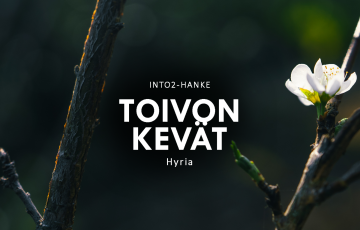 Taustalla keväinen omenapuun kukka, kuvan päällä teksti: INTO2-hanke, Toivon kevät, Hyria