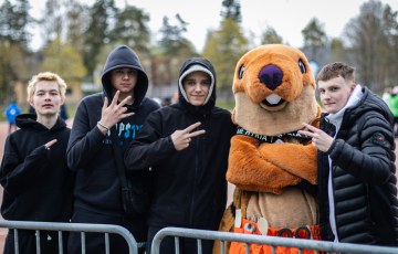 Opiskelijoita poseeraamassa Hyrian Heimo-maskotin kanssa