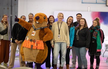 Hyria säätiön työntekijöitä Heimo majavan kanssa.