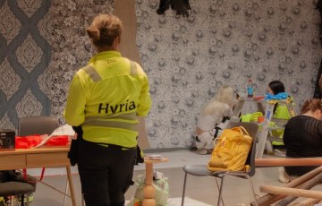 Opiskelijat stailaavat Halloween-pakohuonetta Willaan.