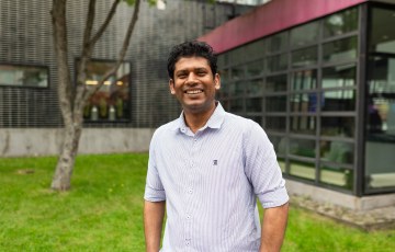 Hasitha Perera Hyrian Sakonkadun kampuksen edustalla Riihimäellä