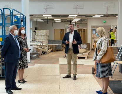 Päättäjiä ja toimitusjohtaja tutustumassa Kruunu-kampuksella