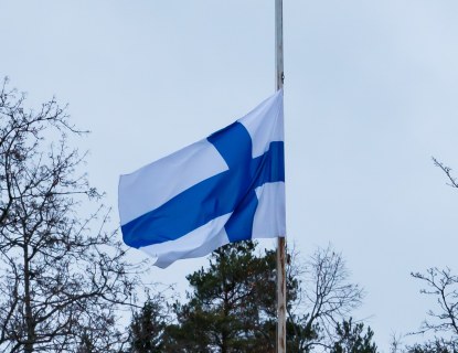 Valokuva suomen lipusta puolitangossa