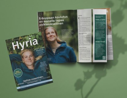 Syksyn Hyria-lehden etukansi ja aukeama, jossa kuva naisesta metsässä