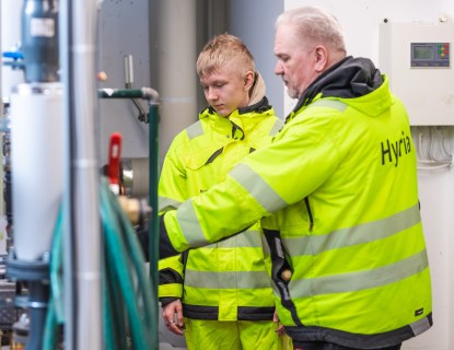 Kaksi henkilöä tutkii lämpökeskusta