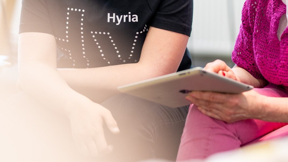 Kuvituskuva. Valokuvassa on kädet, jotka pitelevät tablettitietokonetta. 
