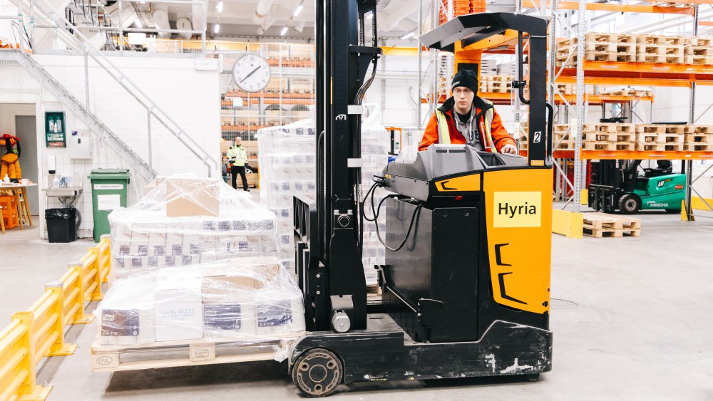 Trukki ja ajaja logistiikkahallissa