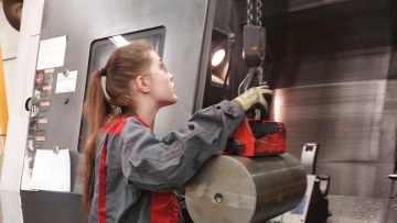 Koneistaja Maiju Väisänen Konecranesin hallissa
