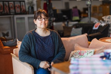Valokuva jutussa esiintyvästä Kristasta. Krista poseeraa kierrätyskeskus Kerkässä.