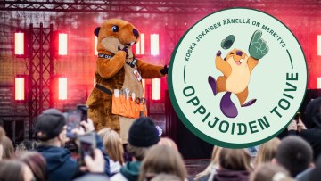 Hyrian maskotti Heimo-majava lavalla